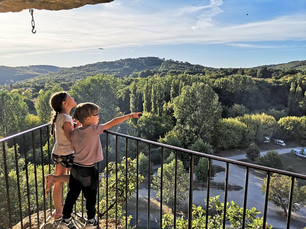 enfants terrasse la maison forte de reignac